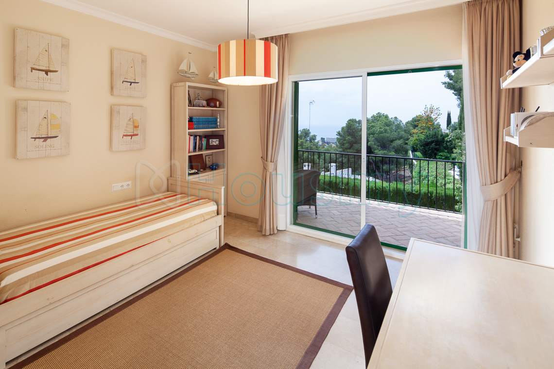 dormitorio-con-vistas-al-mar dormitorio en casa con piscina y jardin en cerrado calderon. housmy