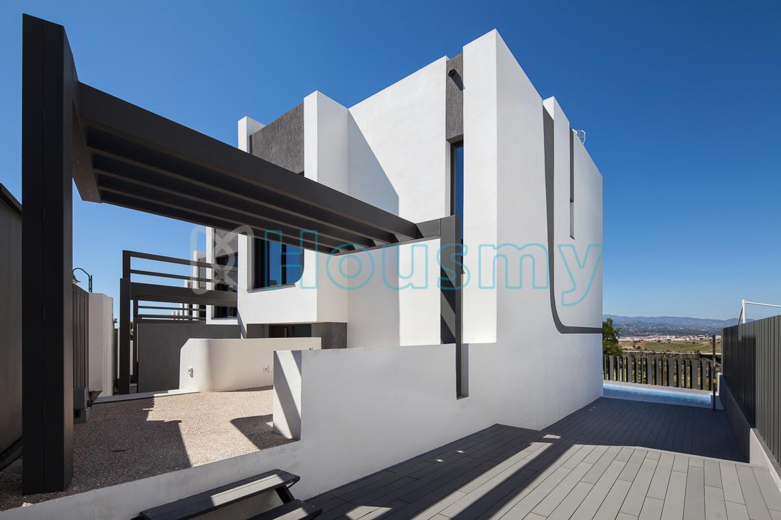Garaje-de-adosado Acceso a garaje en promoción de adosados en la costa. Adosado con piscina en torre del mar. Housmy buscador inmobiliario