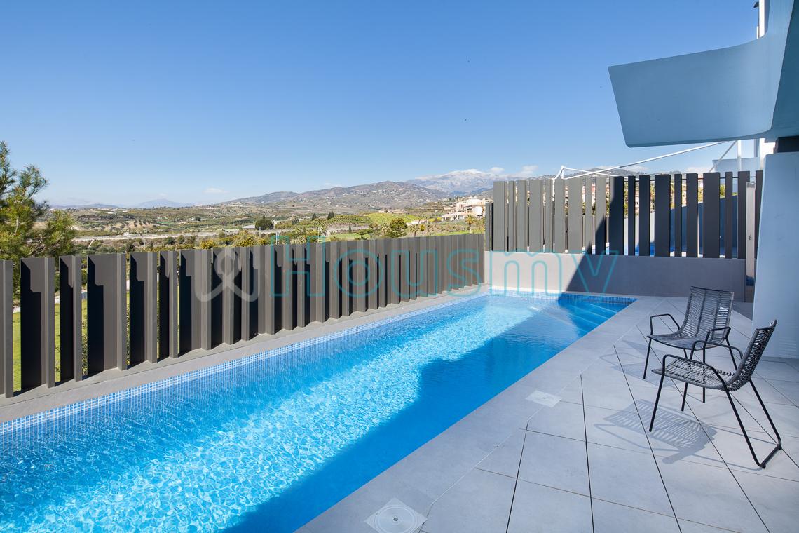 piscina-en-adosado Adosado con piscina en torre del mar, 3 dormitorios. Housmy