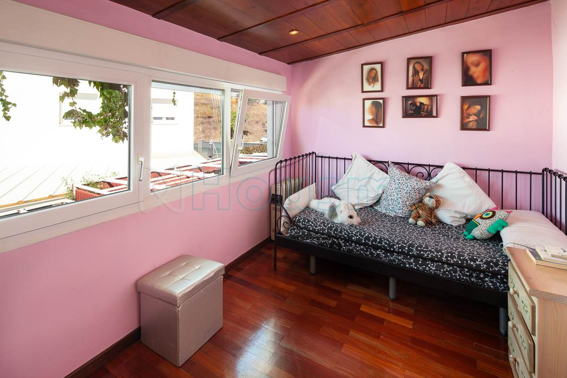 Dormitorio con ventanal al exterior dormitorio con suelo de parquet