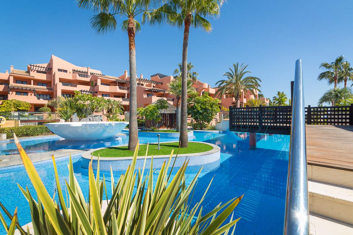 gran-piscina-en-urbanizacion-mar-azul-de-estepona piscina en urbanizacion mar azul con apartamento en venta de 2 dormitorios