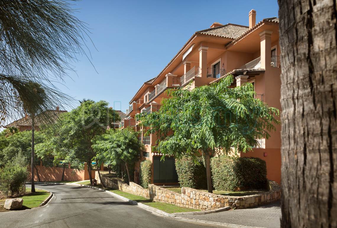 exteriores-de-urbanizacion-monte-halcones-benahavis exteriores de piso en venta en urbanizacion monte halcones en benahavis - Marbella