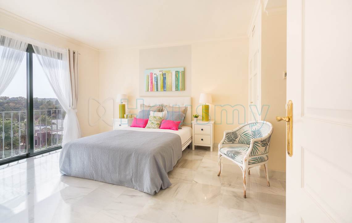 dormitorio-con-visitas-al-mar-benahavis dormitorio con vistas al mar en apartamento en venta en El Real de los Halcones