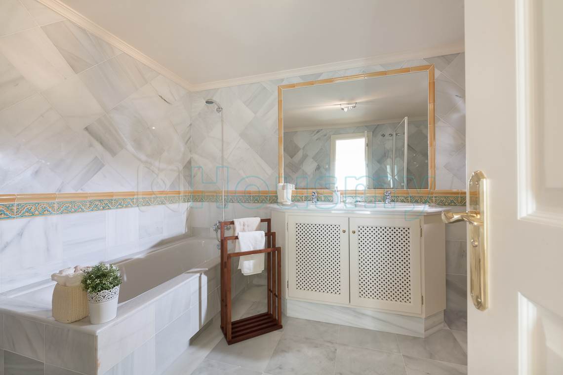 baño-de-marmol-en-piso-en-venta-en-benahavis baño de marmol en piso en venta en benahavis