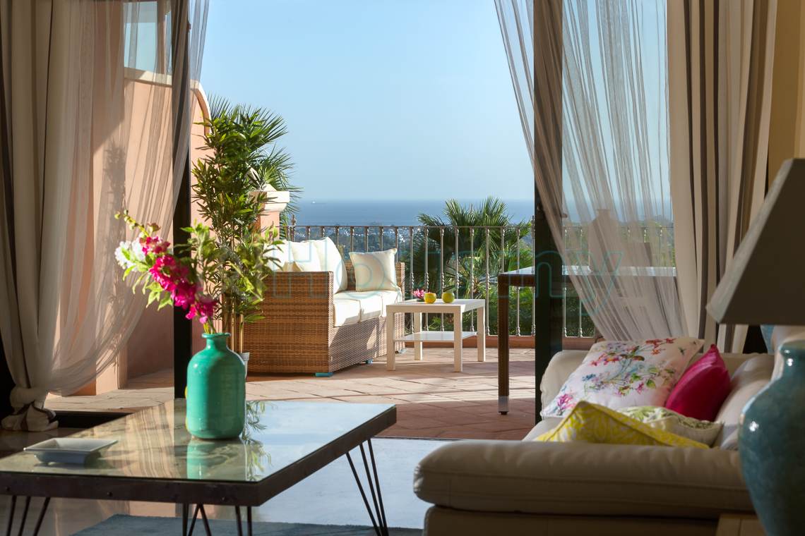 terraza-con-vistas-al-mar-en-apartamento-monte-halcones Terraza con vistas al mar en apartamento monte halcones benahavis