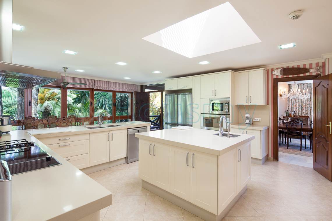 cocina-moderna-de-villa Moderna cocina en villa en venta en Málaga. Housmy