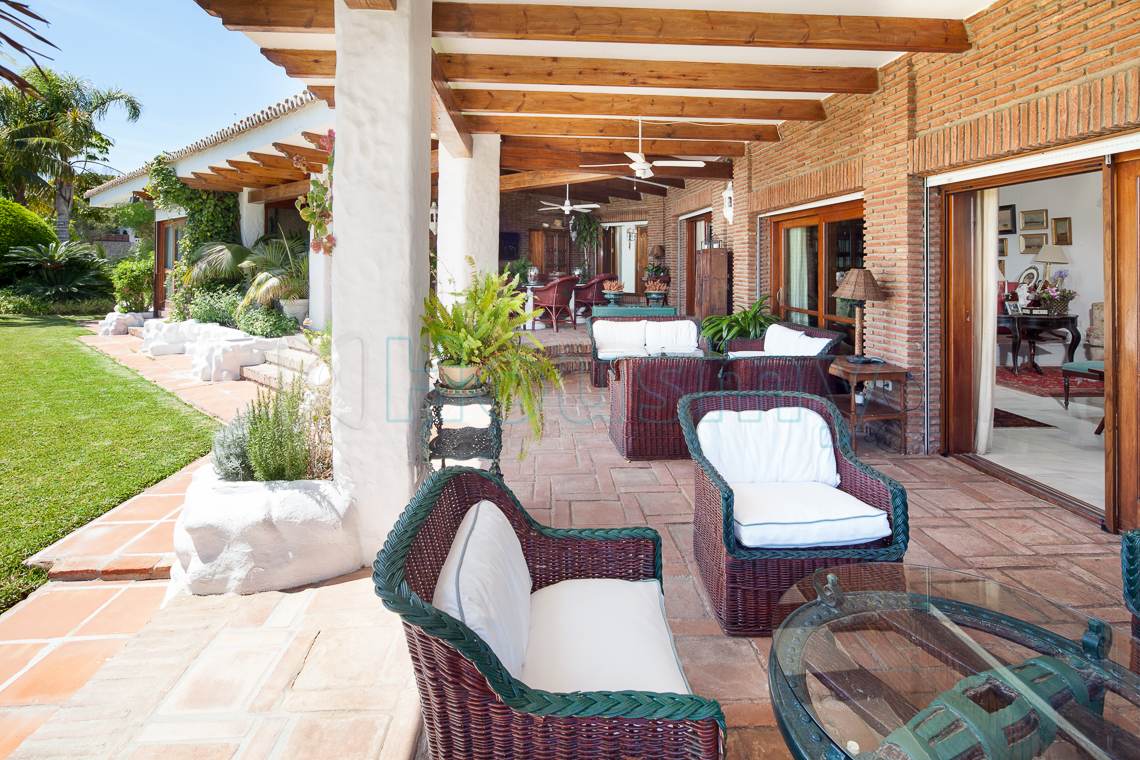 porche-de-chalet-grande Casa con amplio porche en Cerrado de Calderón. Housmy. Plataforma inmobiliaria