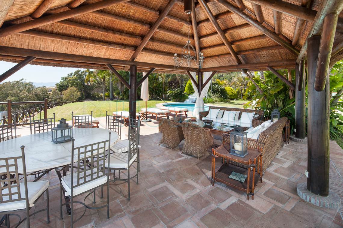 pergola-balinesa Pérgola balinesa en casa de Cerrado Calderón