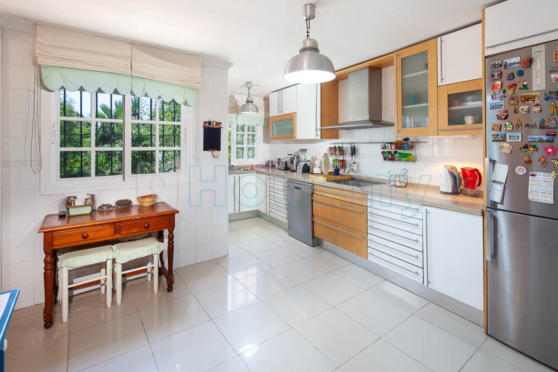 cocina-en-casa-en-venta-en-malaga amplia cocina con vistas al jardin en chalet en venta del candado. Inmobiliaria Housmy