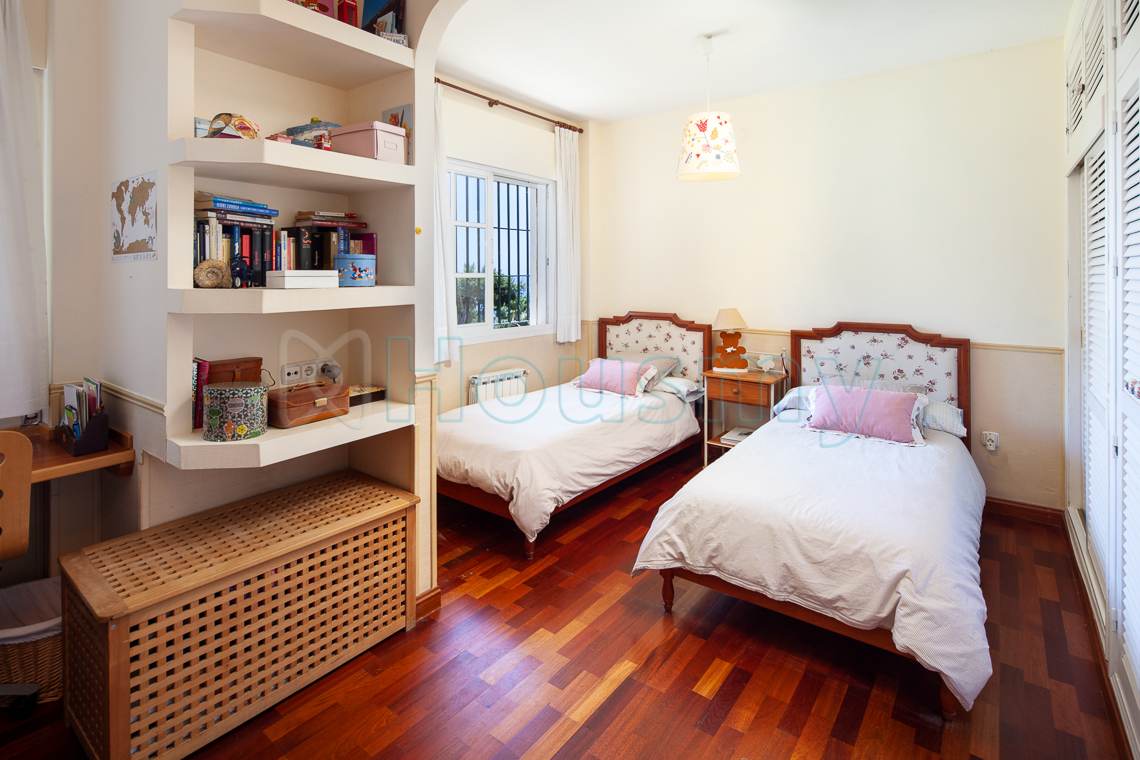 dormitorio-con-dos-camas-en-chalet dormitorio doble con vistas al mar en casa en venta por housmy