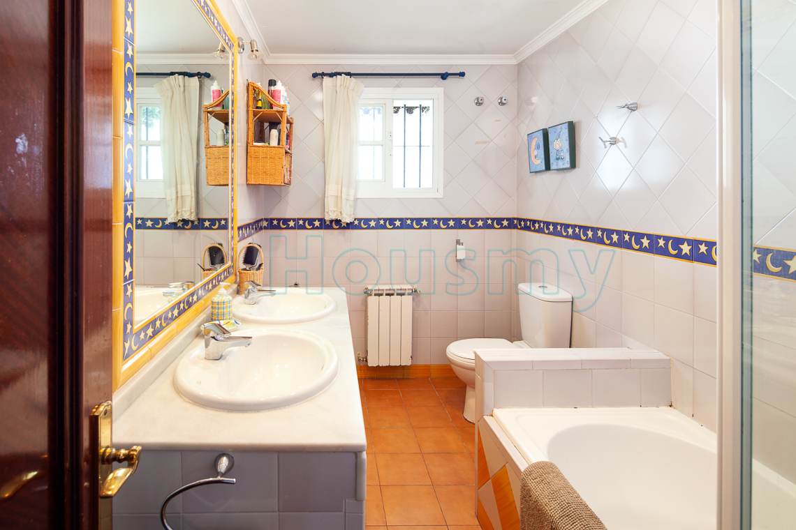 baño-en-chalet-en-venta baño con dos lavabos en chalet en venta en el candado