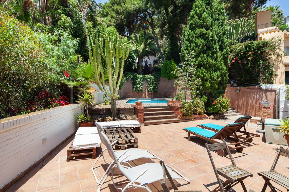 terraza-y-piscina-en-chalet-en-venta-en-el-candado terraza y piscina en chalet independiente en venta en malaga. housmy inmobiliaria