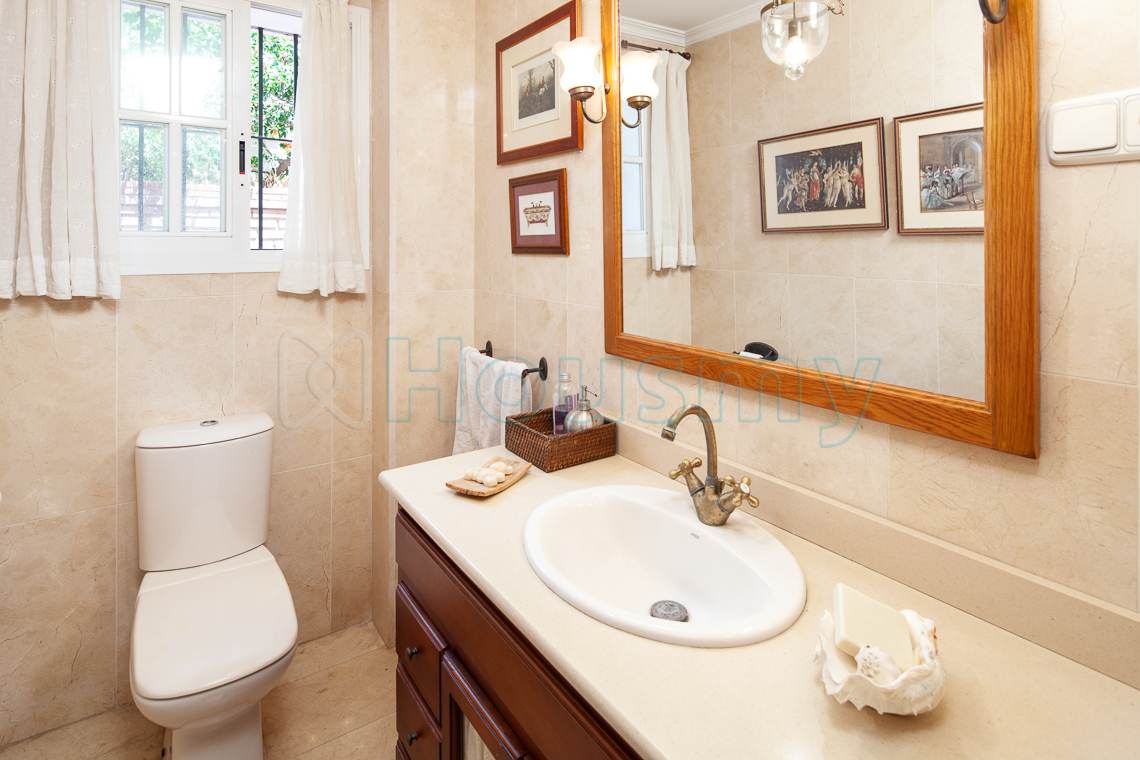 baño-pequeño-de-chalet baño pequeño con espejo grande en casa en venta en malaga