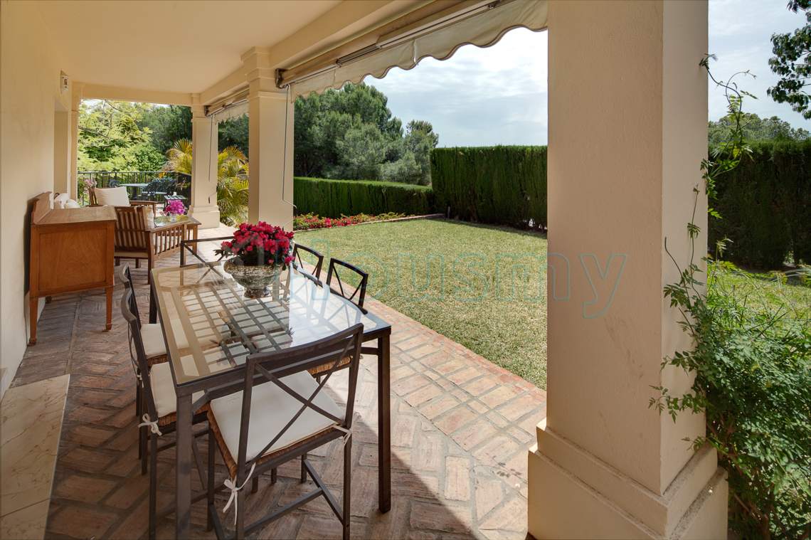 porche-con-jardin-en-casa-de-cerrado-calderon porche con jardin en casa de 5 habitaciones en cerrado calderon. housmy