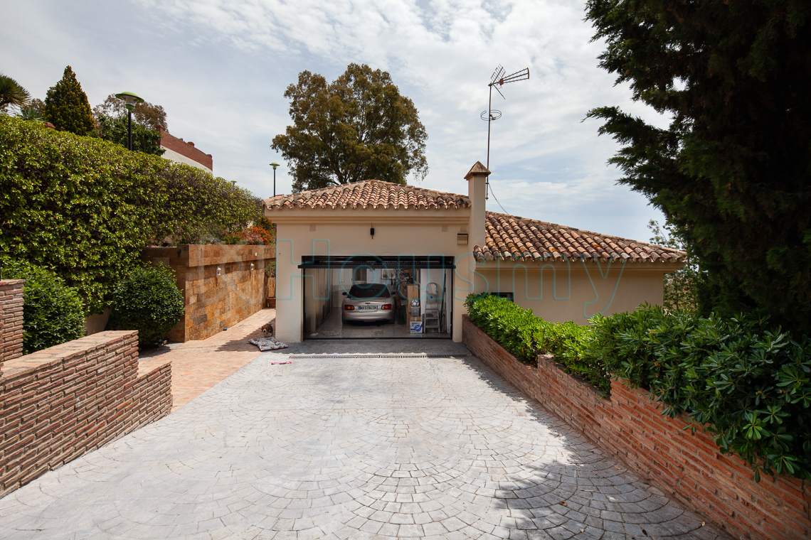 garaje-cubierto-en-chalet casa con garaje cubierto y entrada independiente en cerrado calderon
