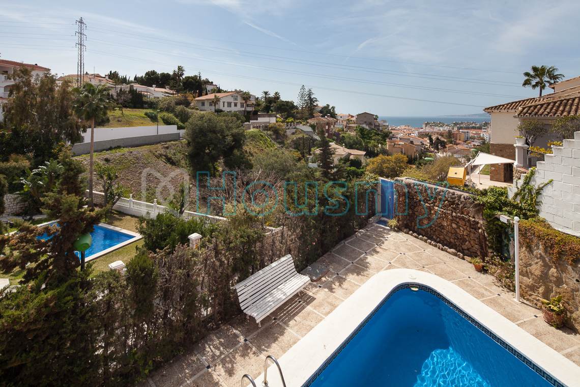 vistas-a-piscina-desde-terraza- Vistas a la piscina desde terraza. Casa familiar en venta