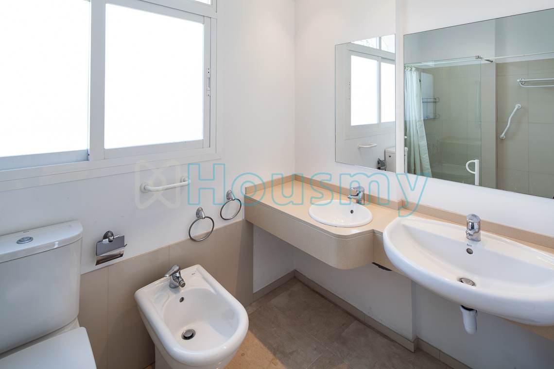 baño-con-dos-lavabos Baño de casa independiente en Miraflores del Palo