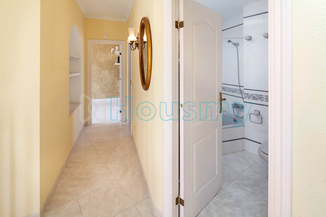 baño-y-pasillo Acceso a baño y dormitorio de chalet