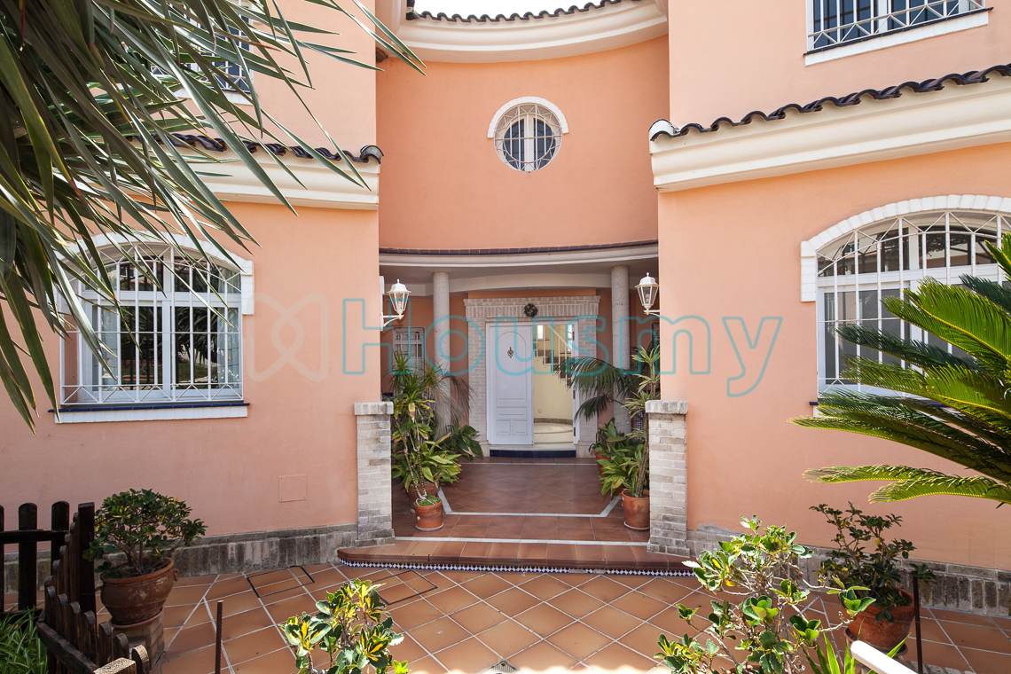 Hall-de-entrada-a-chalet Entrada principal a casa de 5 habitaciones en Málaga