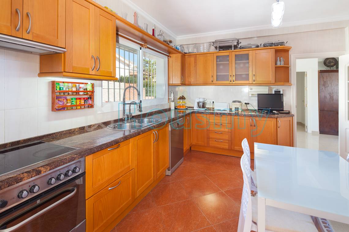 cocina-en-chalet Vista de cocina. Chalet de 5 dormitorios en Málaga. Housmy