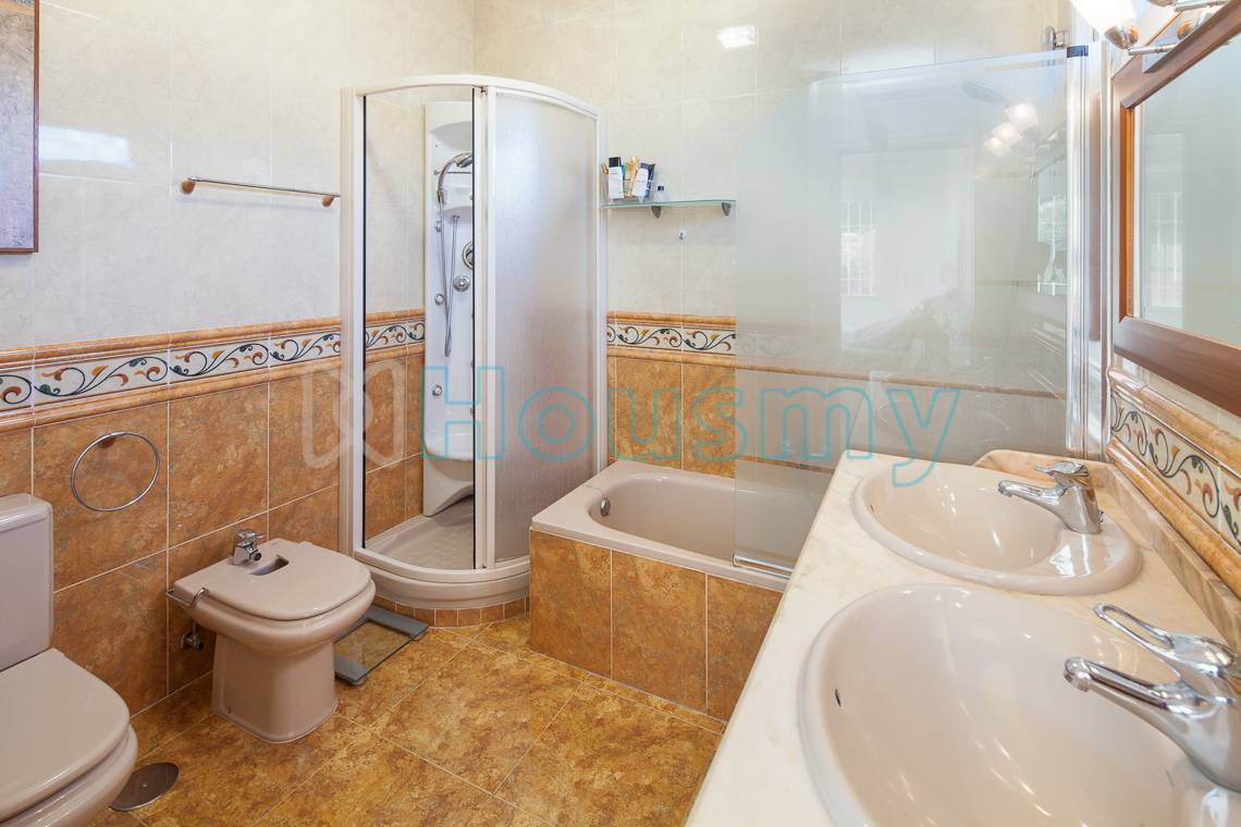 baño-con-lavabos-independientes Baño con dos lavabos independientes