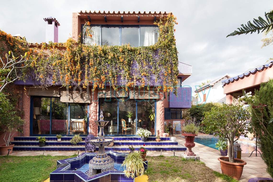 fachada-de-casa-en-pedregalejo Fachada de chalet en venta en avenida elcano Málaga. Housmy