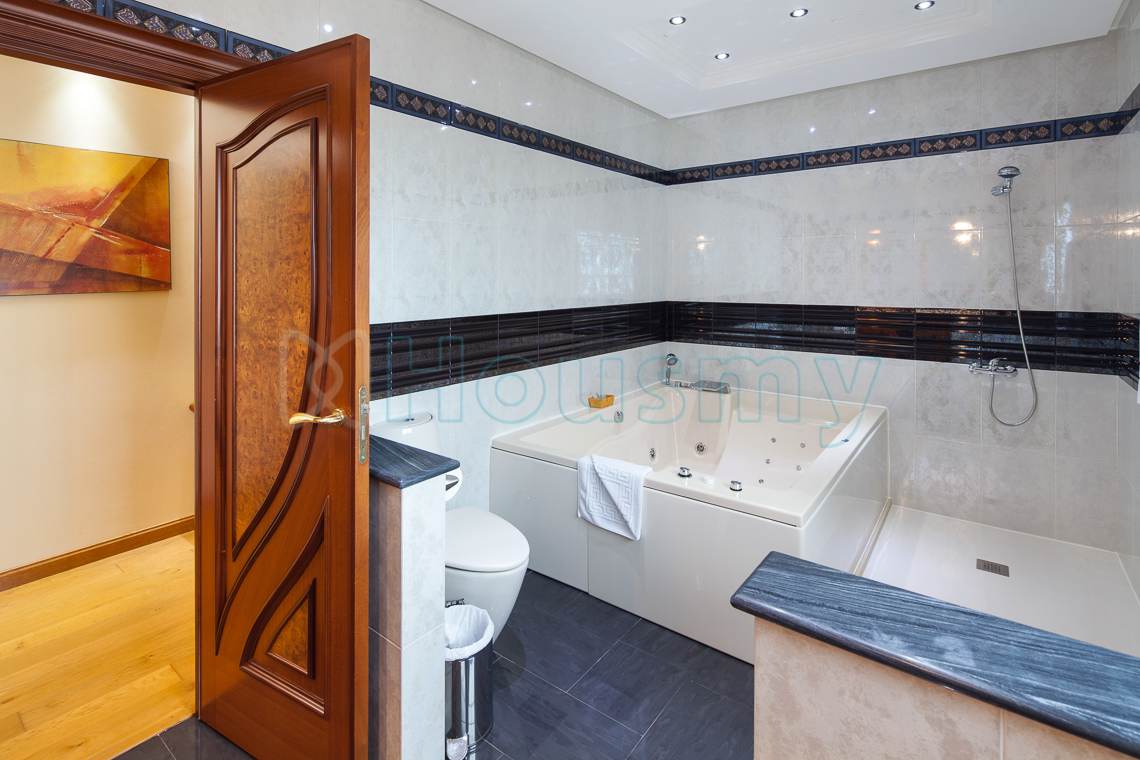 baño-con-jacuzzi Baño con jacuzzi en alojamiento turistico en venta en Torre del Mar