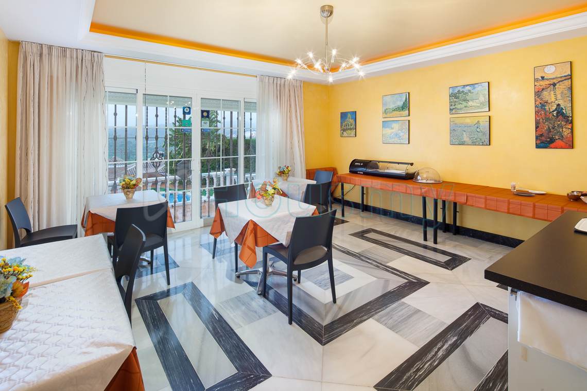 desayunador-de-hotel-pequeño Zona de desayunos de hotel con encanto en venta