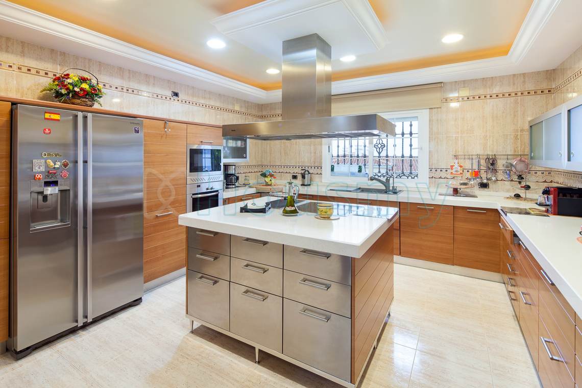 cocina-de-hotel Housmy, plataforma inmobiliaria. Interior de cocina de hotel en venta.