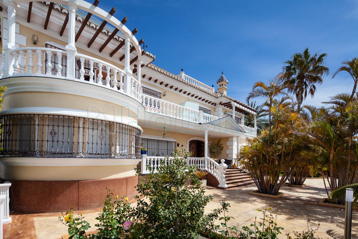 fachada-de-hotel-en-torre-de-mar Vistas exteriores de hotel en venta. Housmy
