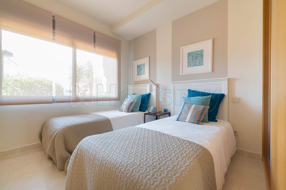 dormitorio-de-apartamento-en-venta-en-urbanización-de-estepona dormitorio ce apartamento en venta en urbanizacion de estepona. Housmy