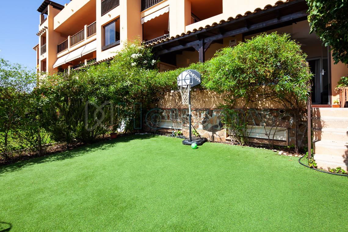 Jardín-exterior-de-piso-planta-baja-en-urbanización-Parque-Victoria jardin exterior de piso en venta en calle cariñena