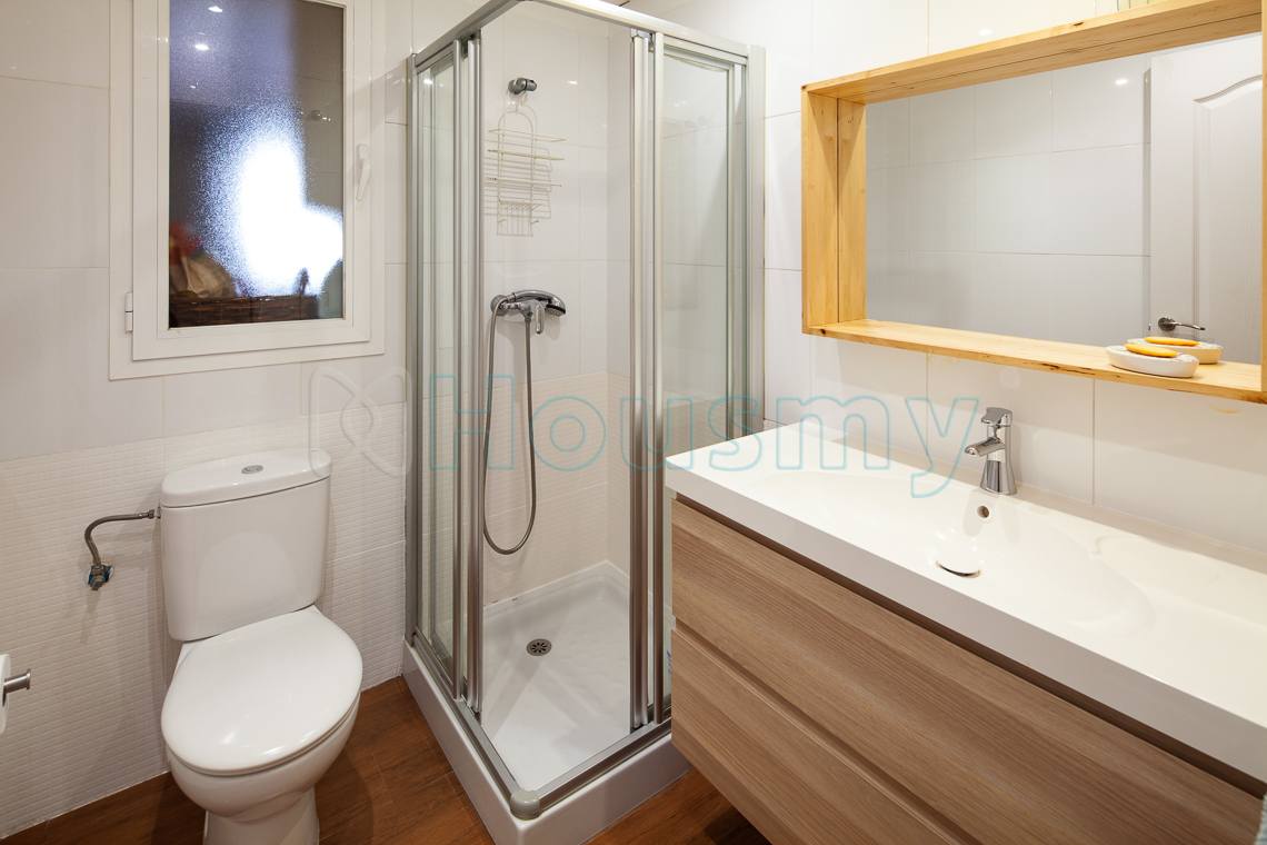 Baño-con-ducha-en-piso-cala-del-moral baño con ducha de piso en venta en colinas de procusan