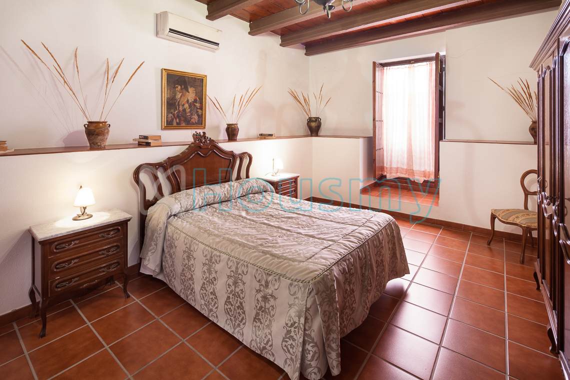 habitacion-con-cama-doble-hotel-rural Habitación rústica. Hotel en venta. Housmy, plataforma inmobiliaria.