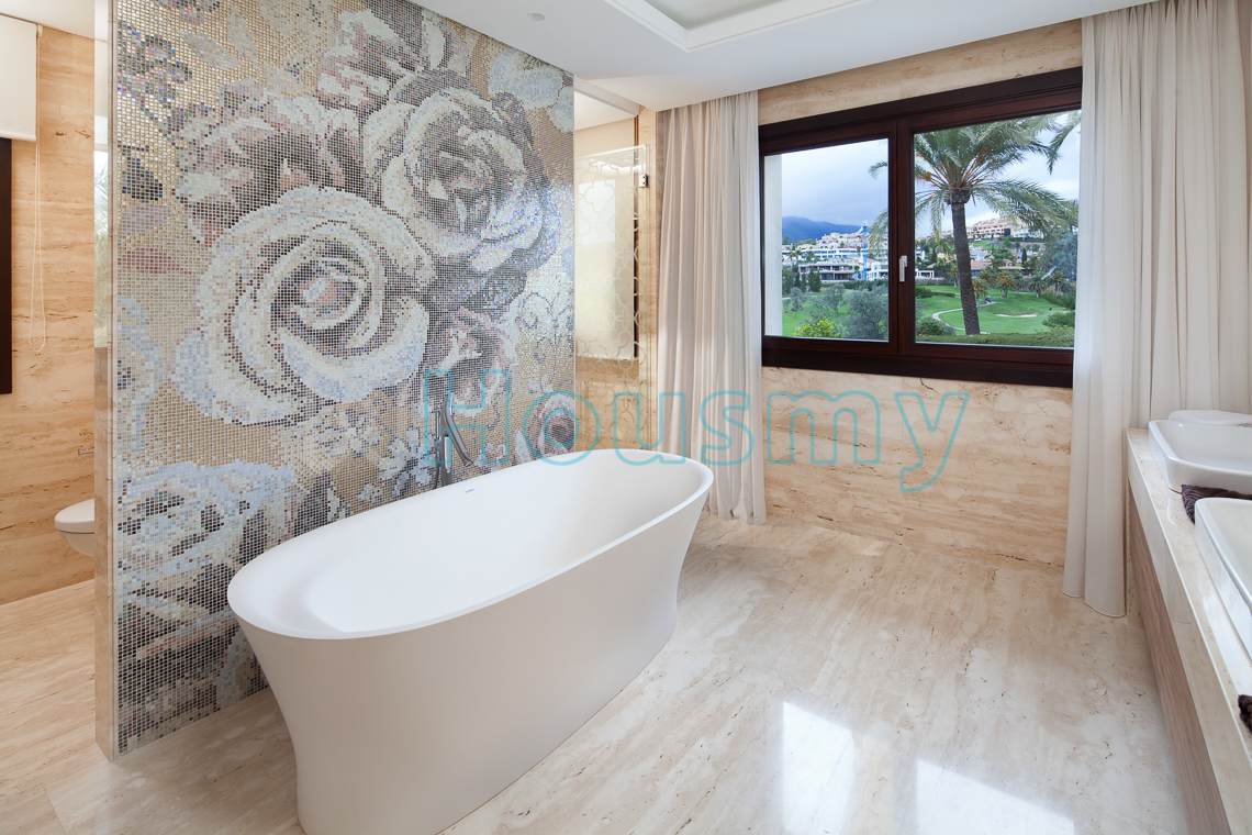 villa-modern-bathtub Modern bathtub in villa for sale in los naranjos golf, Marbella. Housmy