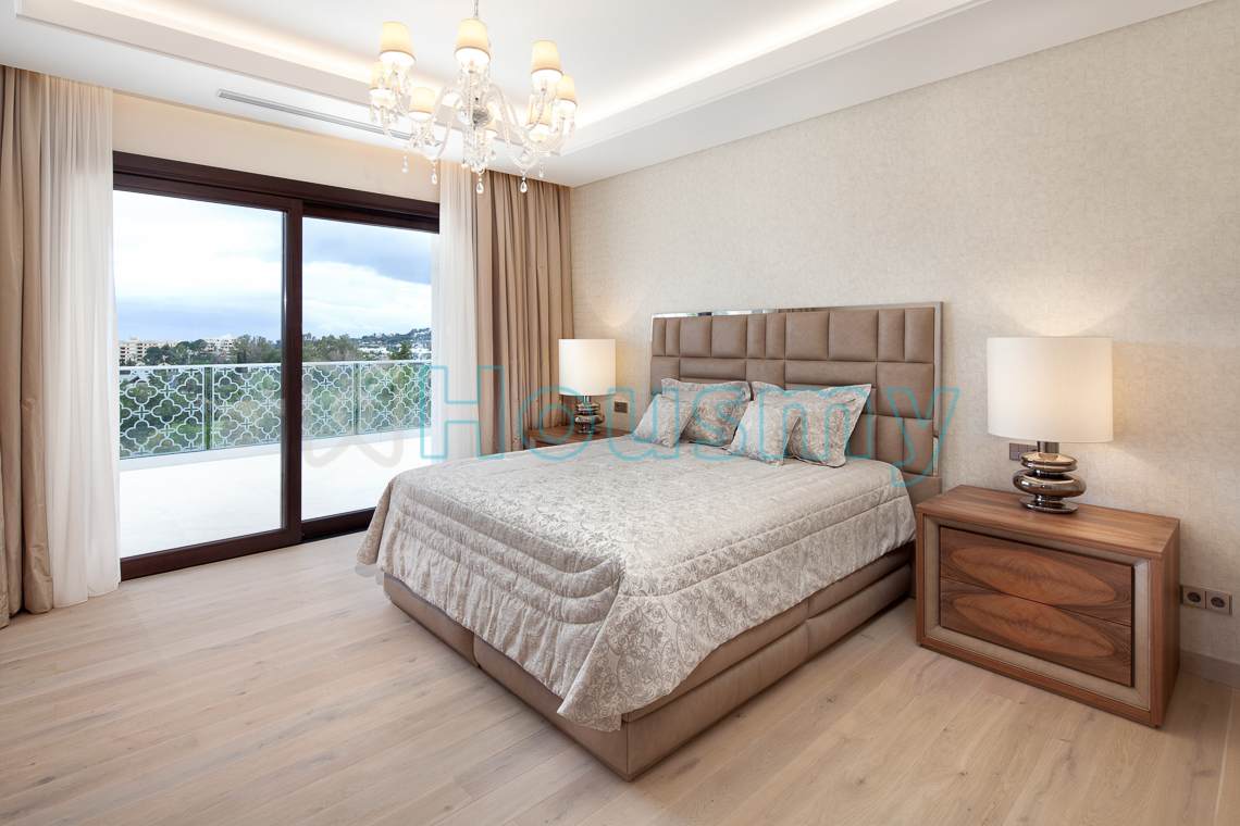 bedroom-with-terrace Villa bedroom with terrace in golf court. Housmy real estate search