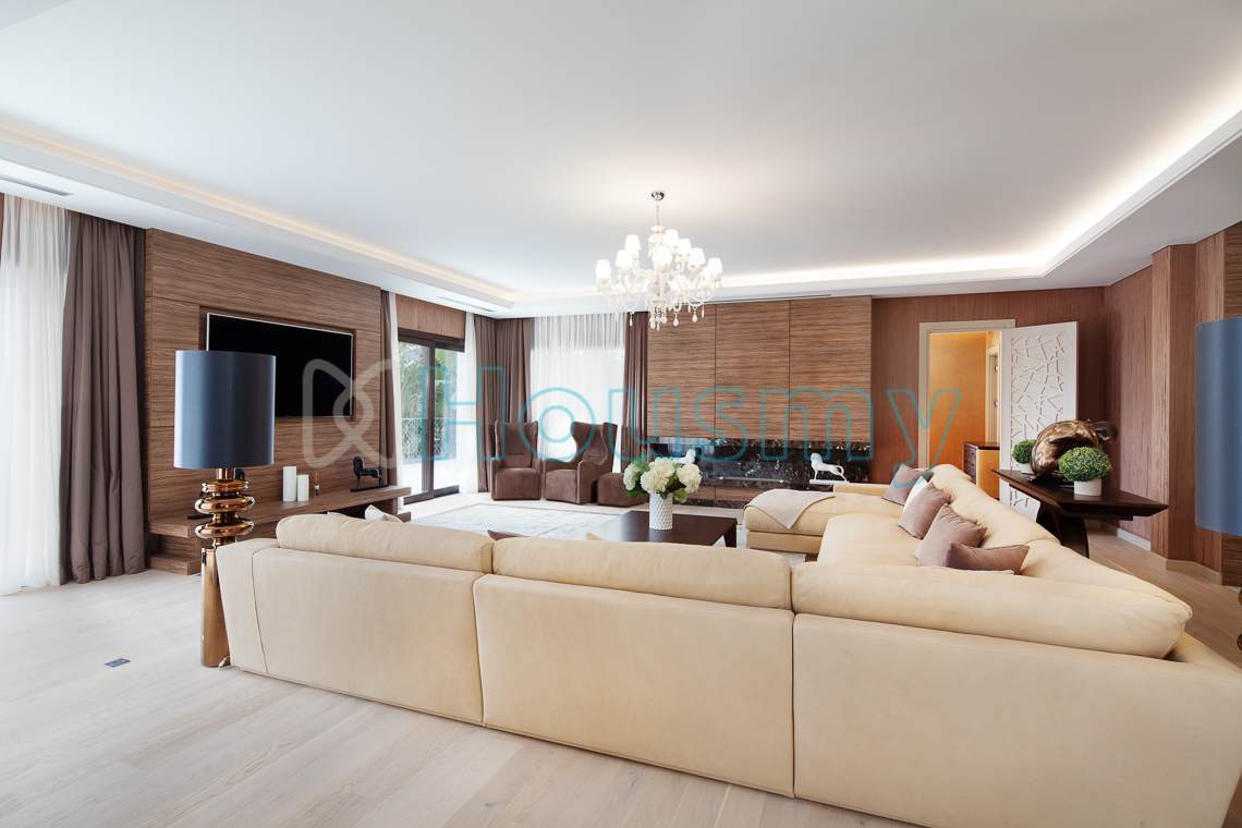 luxury-villa-living-room Living room of large villa for sale in marbella. Housmy spanish property portal
