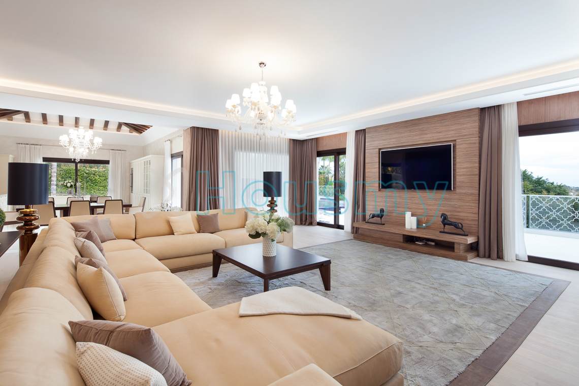 luxury-villa-living-room Living room of large villa for sale in marbella. Housmy spanish property portal