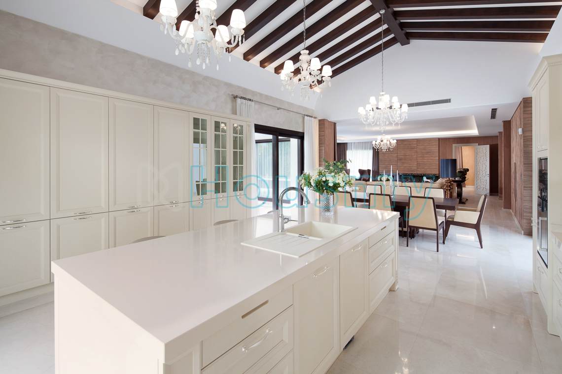 kitchen-large-villa Large villa for sale in spain. Kitchen and living room. Housmy