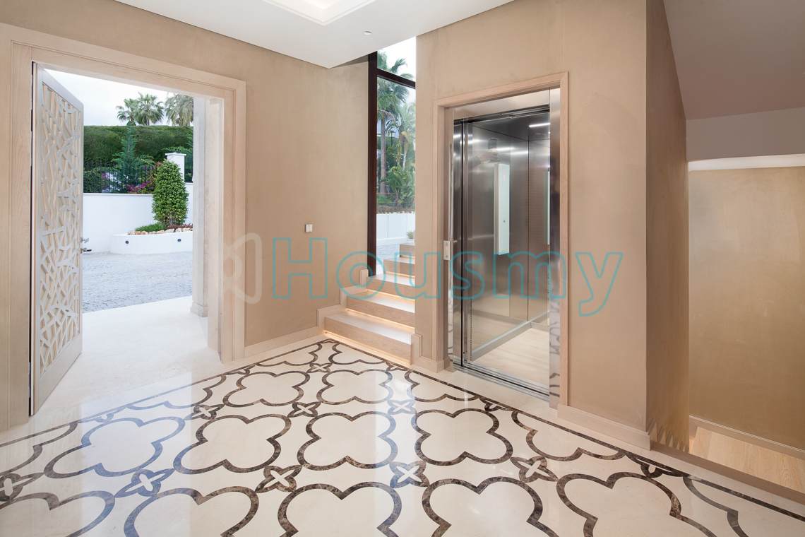 elevator-inside-the-home villa with elevator in marbella