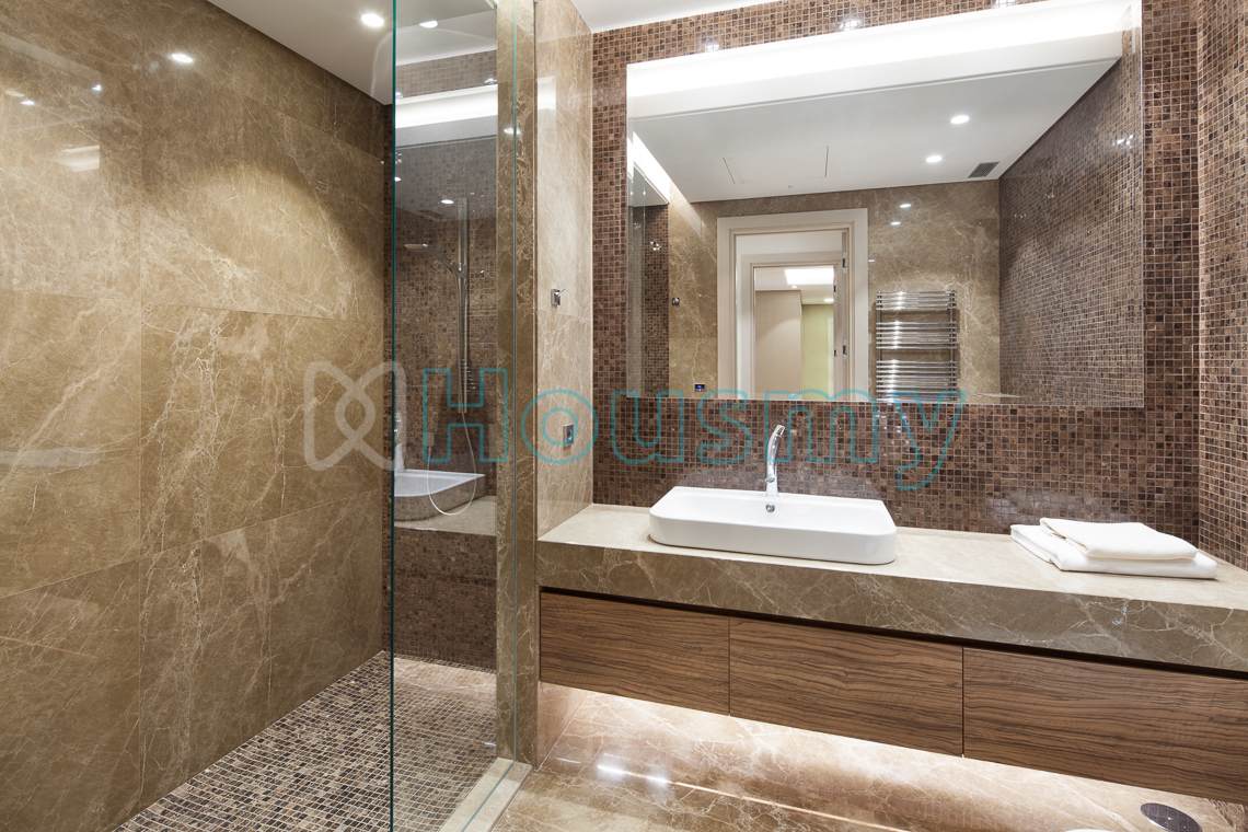 luxury-bathroom Luxurious bathroom in villa for sale in marbella